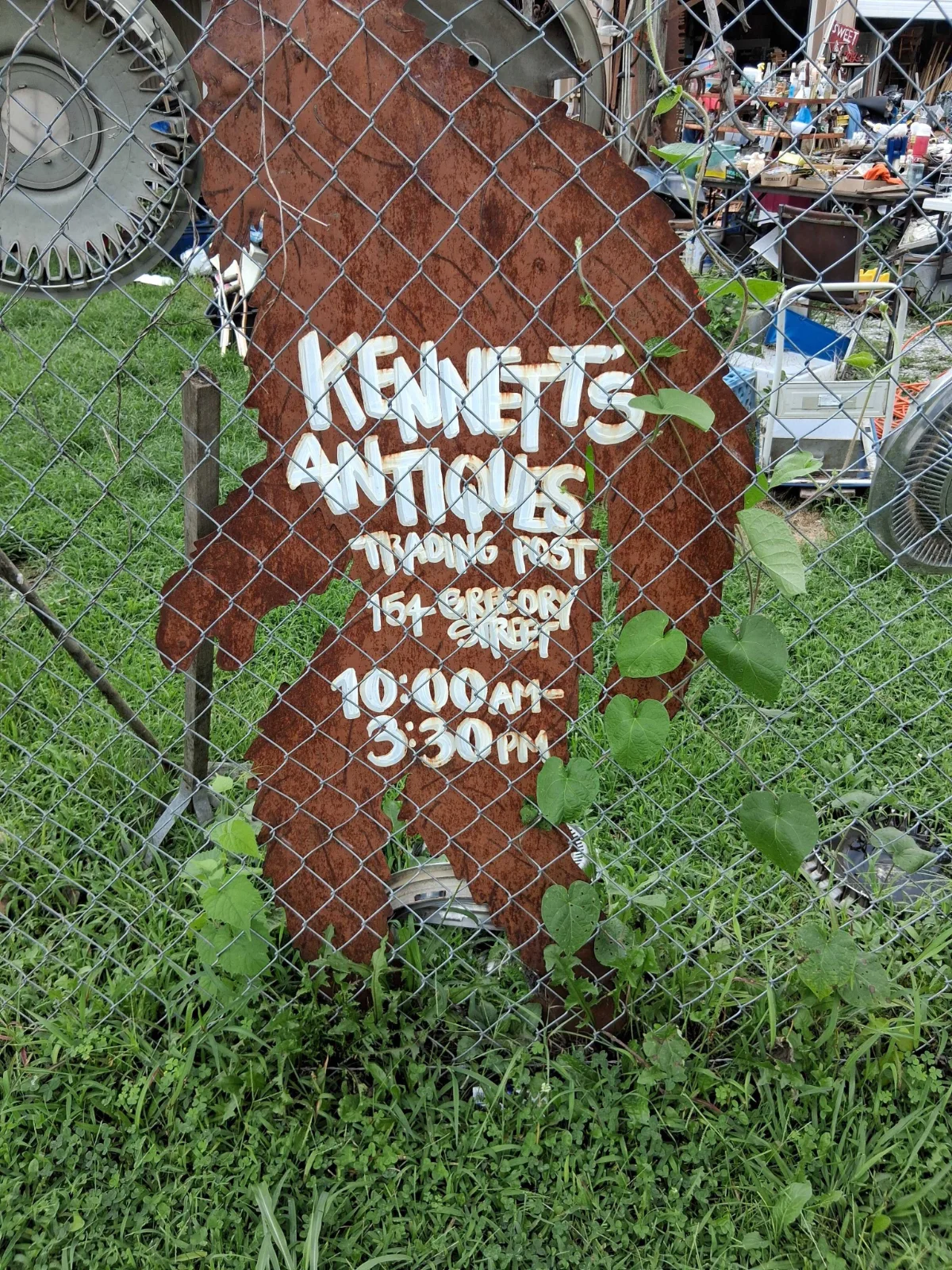 Kennett’s Antiques Trading Post markets in Monticello KY near Lake Cumberland — hours, menu, and directions